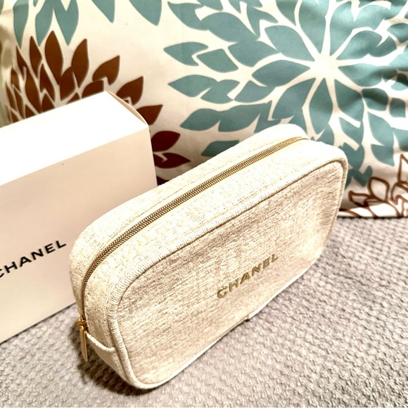 Chanel Cosmetic Case / Pouch - Picture 5 of 16